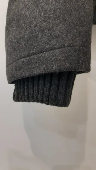 Chamarra gris estilo bomber