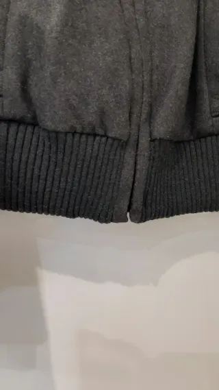 Chamarra gris estilo bomber