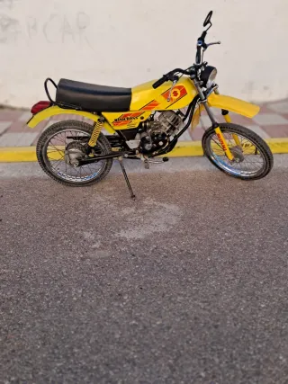 Suzuki Minicroos Amarilla
