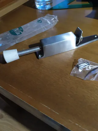 Retenedor de puerta metálico