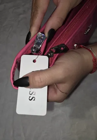 Guess, set di due nuove borse da toilette rosa