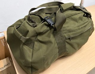 Bolsa de viaje militar verde covertible a mochila.