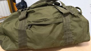 Bolsa de viaje militar verde covertible a mochila.