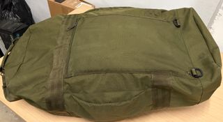 Bolsa de viaje militar verde covertible a mochila.