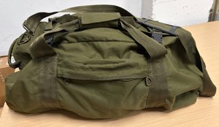 Bolsa de viaje militar verde covertible a mochila.
