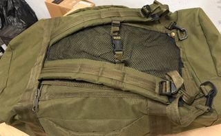Bolsa de viaje militar verde covertible a mochila.