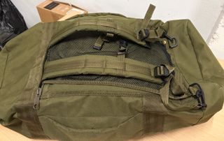 Bolsa de viaje militar verde covertible a mochila.