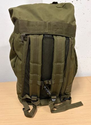 Bolsa de viaje militar verde covertible a mochila.