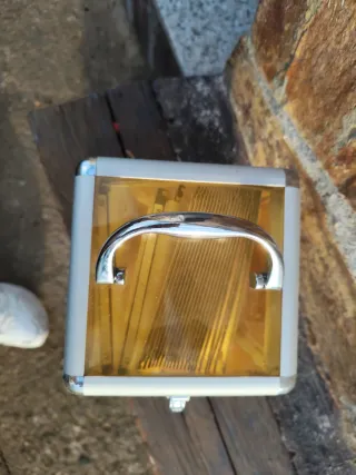 Caja amarilla metal y plástico
