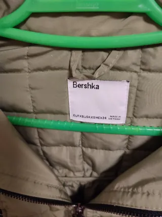 Cazadora Bershka verde oliva Talla XS