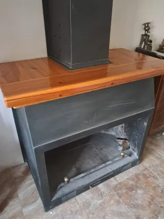 Chimenea metálica con detalles en madera