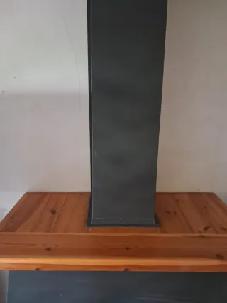 Chimenea metálica con detalles en madera