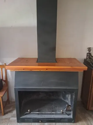 Chimenea metálica con detalles en madera
