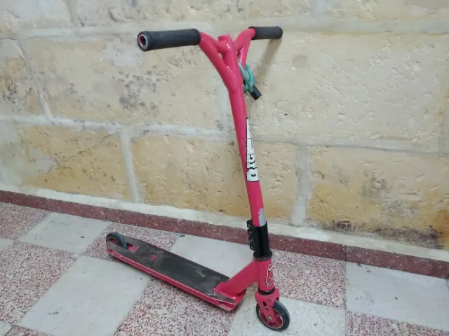 Vendo Patinete de dos ruedas y de regalo scooter