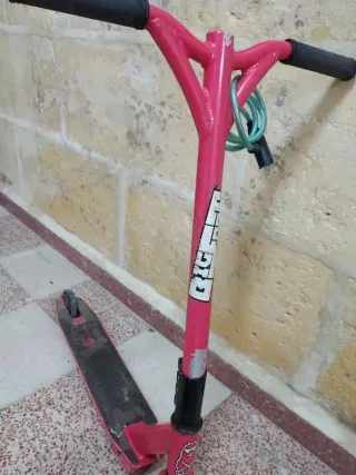 Vendo Patinete de dos ruedas y de regalo scooter 
