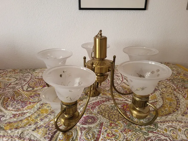 Lámpara de techo dorada con tulipas de cristal