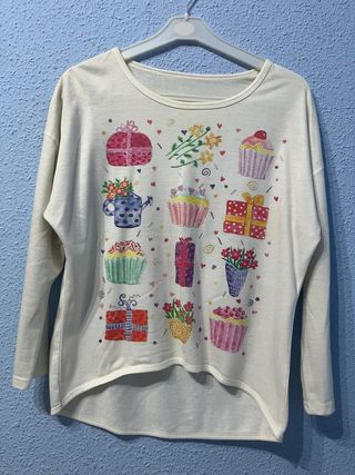 Camiseta manga larga con cupcakes y regalos