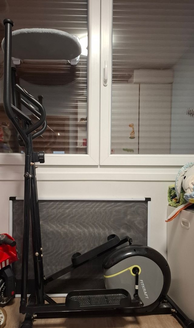 Máquina Elíptica Fitkraft Negra y Gris
