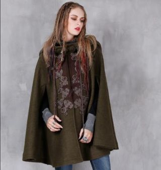 Abrigo poncho lana bordado medieval