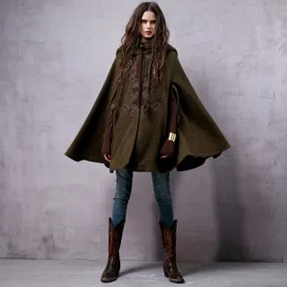 Abrigo poncho lana bordado medieval
