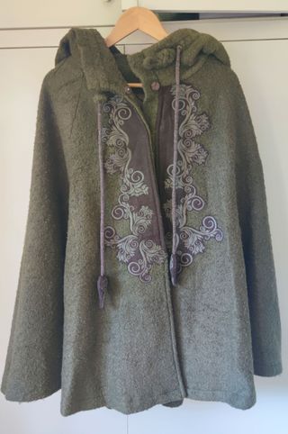 Abrigo poncho lana bordado medieval