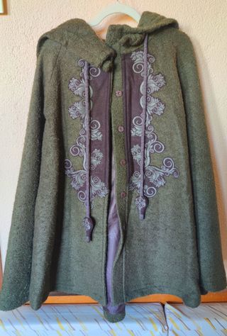 Abrigo poncho lana bordado medieval
