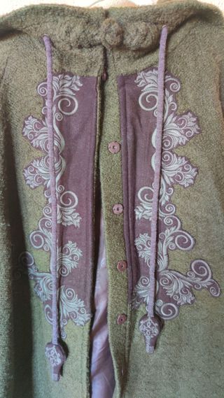 Abrigo poncho lana bordado medieval