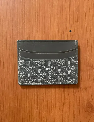 Tarjetero elegante con diseño geométrico clásico