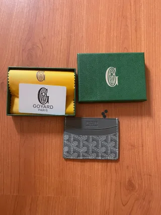 Tarjetero elegante con diseño geométrico clásico