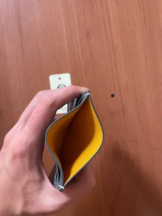 Tarjetero elegante con diseño geométrico clásico