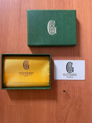 Tarjetero elegante con diseño geométrico clásico