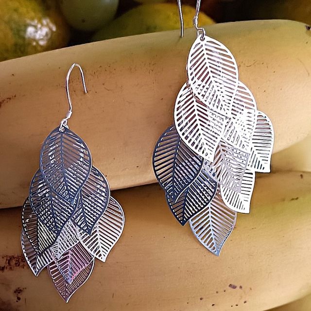PENDIENTES DE CUELGUE PLATEADOS RACIMO DE HOJAS