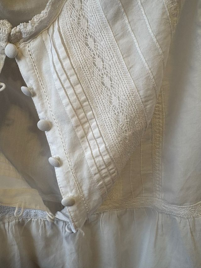 Blusa blanca con botones y encaje