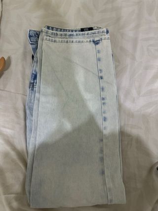 Pantalón vaquero desgastado