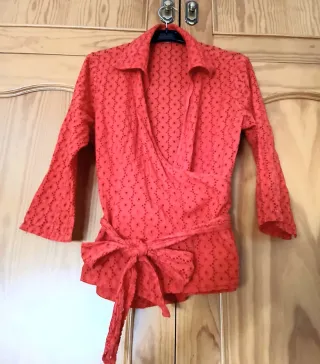 Blusa calada roja con lazada