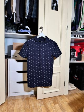 Polo azul con anclas
