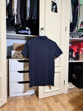 Polo azul con anclas