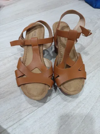 Sandalias marrones tacón medio