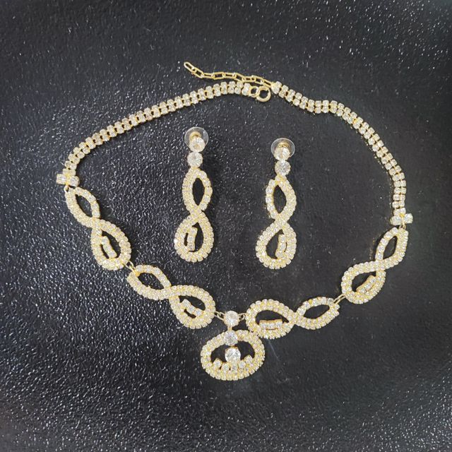 Collar y pendientes bisutería alta gama