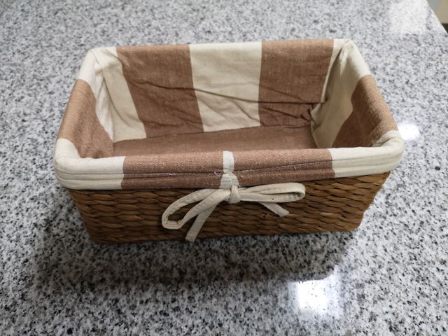 Cesta de mimbre con funda de tela