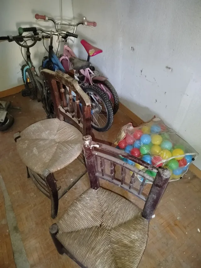 Sillas  cinco antiguas de madera y mimbre