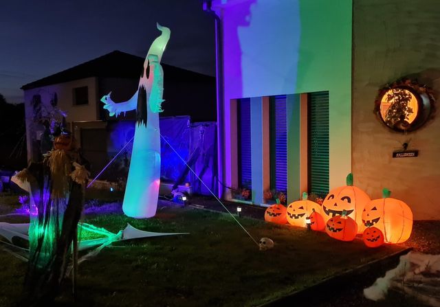 Decorazione gonfiabile per Halloween con fantasmi