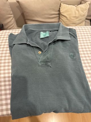 Polo Scalpers Verde Oliva Talla XL

dos agujeros
