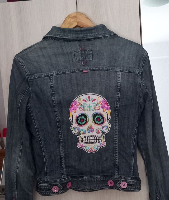 Cazadora vaquera mujer azul con detalles rosa