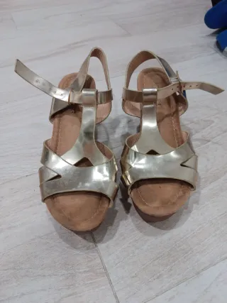 Sandalias doradas tacón medio