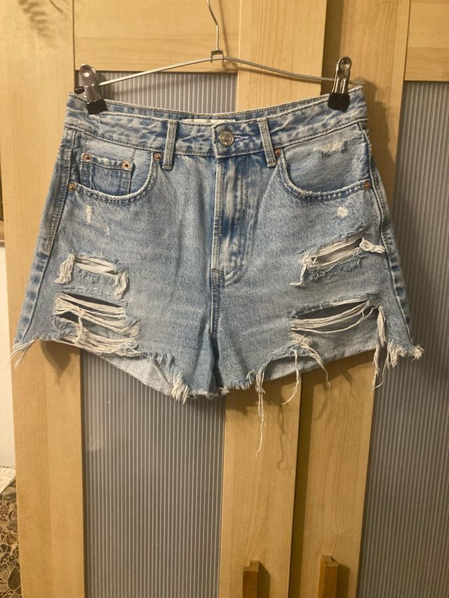 Pantalones cortos vaqueros rotos