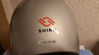 Casco de moto plateado con visera