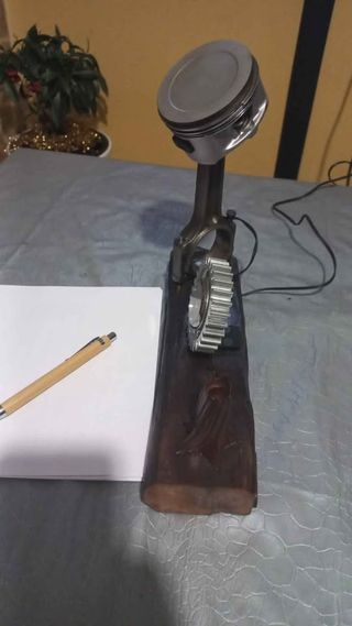 Lampada da scrivania design pistone metallo legno