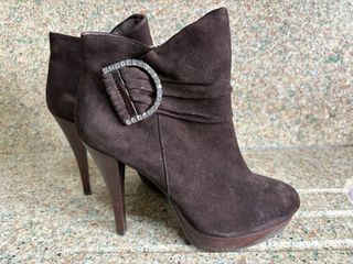 Botines de tacón de ante marrón