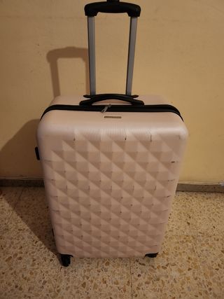 Maleta rosa con detalles negros